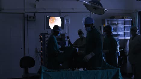Ärzteteam,-Das-Chirurgische-Eingriffe-Im-Modernen-Operationssaal-Durchführt