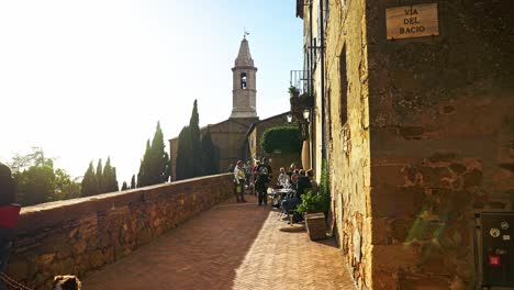 Typical-Stone-Architectures-With-People-On-The-Medieval-Town-Of-Pienza-In-Tuscany,-Italy