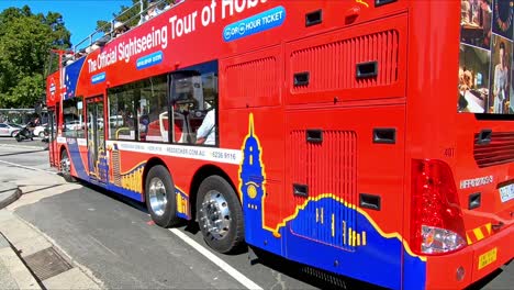 Hobart,-Tasmania,-Australia---16-De-Marzo-De-2019:-Autobús-Descapotable-Que-Lleva-A-Los-Turistas-Por-La-Zona-Del-Mercado-De-Salamanca-En-Hobart,-Tasmania