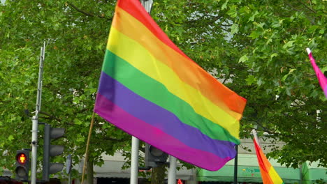 Symbolische-LGBTQ-Flagge,-Die-Während-Des-Freiheitsmarsches-In-Warschau,-Polen,-Geschwenkt-Wird