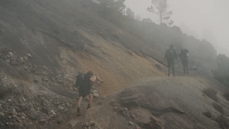 Rucksacktouristen-Mit-Trekkingstöcken-Wandern-Am-Nebligen-Morgen-Auf-Dem-Vulkan-Acatenango-In-Guatemala