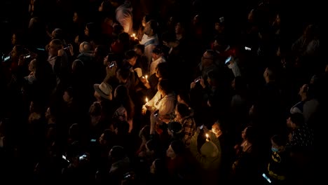 Guatemalteken-Am-Ostersonntag-Feiern-Mit-Kerzenlicht-Während-Der-Prozession-In-Antigua,-Guatemala