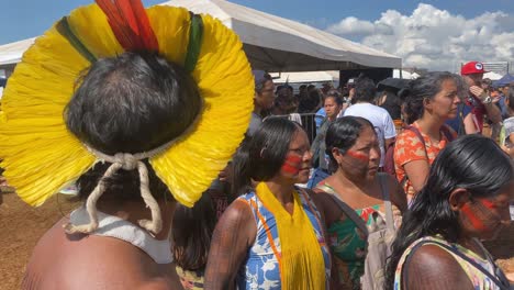 Tradicionalmente-Y-Coloridos-Hombres-Y-Mujeres-Indígenas-Amazónicos-Pintados-Con-Sombreros-De-Plumas-En-Una-Reunión