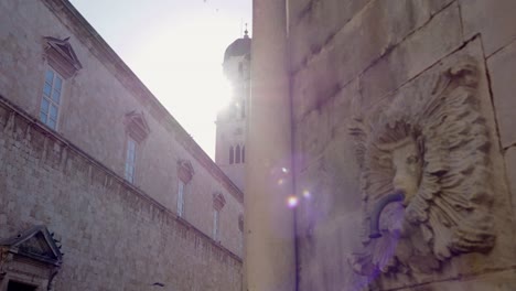 Dubrovnik,-Torre-Del-Reloj-Iluminada-Por-Los-Rayos-Del-Sol-De-La-Mañana