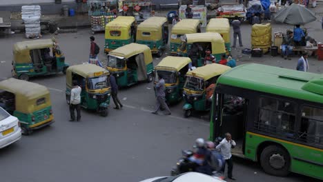 Bus-taking-off-on-busy-road,-Delhi-India