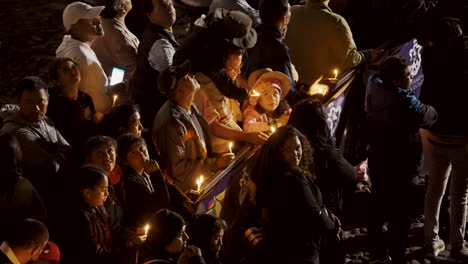 Menschen-Halten-Kerzen-Auf-Der-Straße-Und-Warten-Während-Der-Karwoche-In-Antigua,-Guatemala-Auf-Den-Festwagen