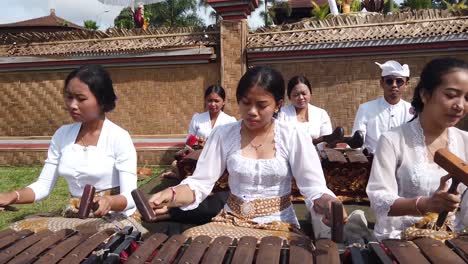 Balinesische-Mädchen-Spielen-Gamelan-Selonding-In-Der-Besakih-Muttertempel-Zeremonie-Bali-Indonesien-Mit-Traditioneller-Weißer-Kleidung-Kebaya