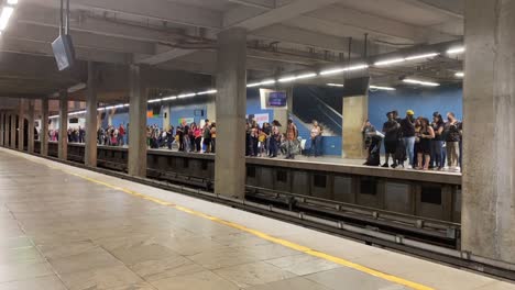 Timelapse-inside-of-a-metro-station