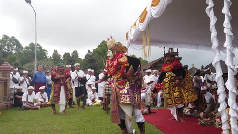 Topeng-Maskentanzvorführung-In-Der-Balinesischen-Hindu-Tempelzeremonie,-Traditionelles-Kunstformritual-In-Farbenfroher-Festkleidung,-Touristen-Beobachten-Die-Show