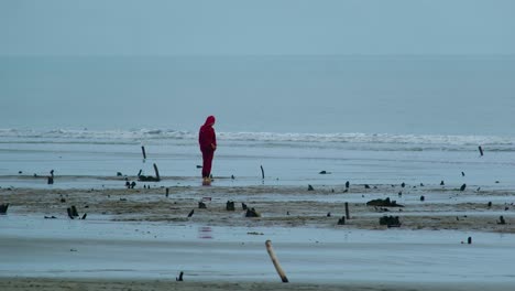 Muslim-independent-woman-enjoying-sea-wave-wearing-burqa-at-sea-beach-in-Kuakata,-Bangladesh