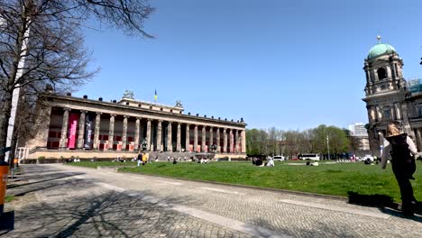 Blick-Auf-Das-Alte-Museum-Vom-Lustgarten-In-Berlin-An-Einem-Schönen-Sonnigen,-Klaren-Tag