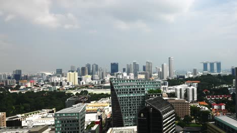 Tageszeitraffer-Mit-Blick-Auf-Die-Skyline-Von-Singapur-Und-Darüber-Ziehenden-Wolken
