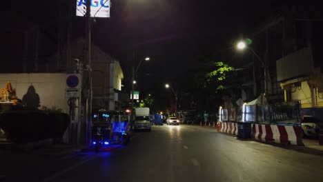 Vista-Trasera-Del-Tráfico-De-Vehículos-Conduciendo-Pov-Por-La-Noche-En-Una-Tranquila-Calle-De-Bangkok