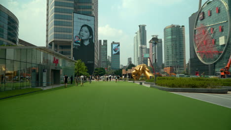 Menschen,-Die-Vor-Dem-Einkaufszentrum-Starfield-Coex-Mit-Blick-Auf-Die-Statue-Im-Gangnam-Stil-In-Seoul,-Südkorea,-Flanieren