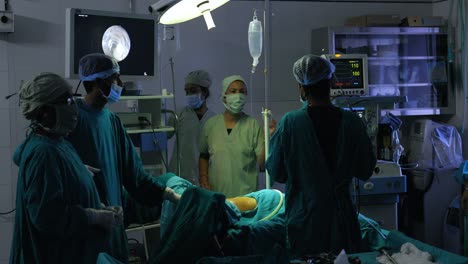 Multiethnisches-Medizinisches-Team,-Das-Eine-Operation-Im-Operationssaal-Eines-Krankenhauses-Durchführt
