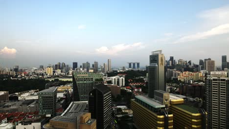 Sonnenuntergang-über-Der-Skyline-Von-Singapur-Mit-Blauem-Himmel-Und-Flauschigen-Weißen-Wolken,-Die-Der-Dunkelheit-Entgegengehen