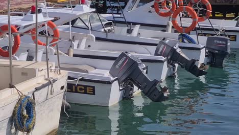 Barcos-De-Policía-En-El-Puerto-Con-Motores-Yamaha.