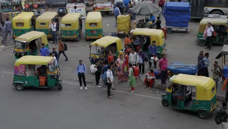 Gente-Esperando-El-Autobús-En-El-Tráfico-Intenso,-Delhi,-India