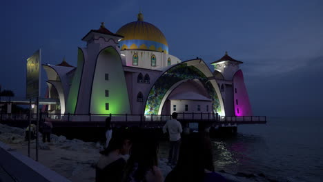 Serenidad-Y-Luz:-Descubriendo-La-Mezquita-Del-Estrecho-De-Melaka-De-Noche