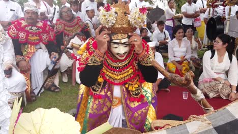 Künstler-Verkleidet-Sich-Für-Balinesisches-Tanztheater,-Topeng-Maskenakt,-Bali-Tempelzeremonie-Für-Hinduistische-Religion,-Farbenfrohe-Kostüme-Und-Menschenansammlungen