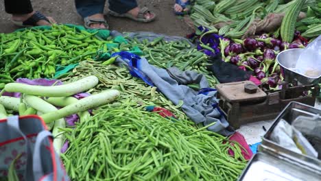 Lokaler-Gemüsemarkt,-Alte-Verkäuferinnen-Verkaufen-Ihr-Gemüse-Auf-Dem-Lokalen-Markt,-Nahaufnahme-Von-Gemüsesprossen