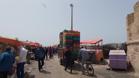 Kleiner-LKW-Fährt-Durch-Den-Belebten-Markt-In-Essaouira,-Marokko