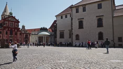 Platz-Vor-Der-St.-Veits-Kathedrale-In-Prag