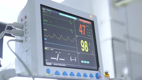 Monitor-De-Frecuencia-Cardíaca-En-El-Quirófano-Del-Hospital