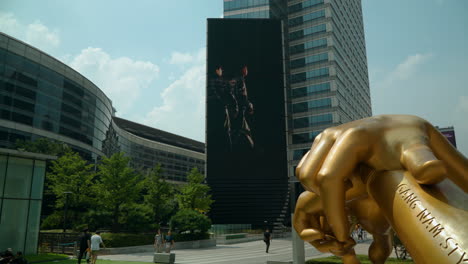 Moderne-Digitale-Werbetafeln-Im-Coex-Mall-Mit-Der-Handskulptur-Im-Gangnam-Stil-In-Seoul,-Südkorea