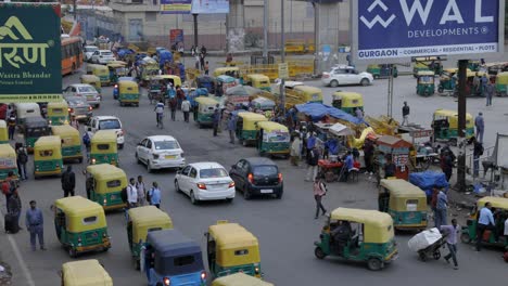 Tráfico-Intenso-Y-Gente-En-La-Carretera-En-Delhi,-India.