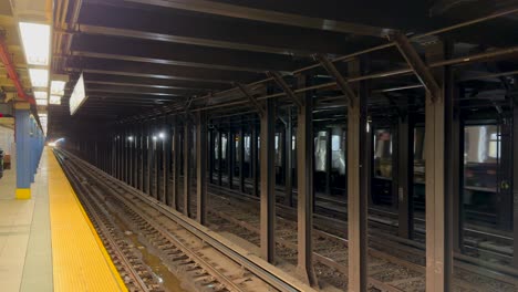 New-Yorker-U-Bahn-U-Bahn-Gesehen,-Wie-Sie-Auf-Dem-Bahnsteig-Unter-Der-Erde-Ankommt