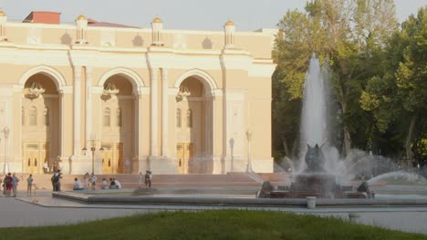 Gran-Teatro-Académico-Panarama-De-Uzbekistán-Que-Lleva-El-Nombre-Del-Teatro-De-ópera-Y-Ballet-Alisher-Navoi-En-Tashkent