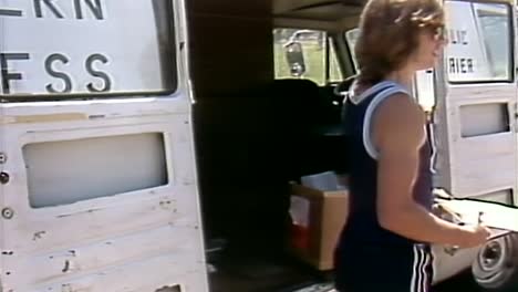 EMPLOYEE-COURIER-LOADING-AN-OLD-WESTERN-EXPRESS-VAN-FROM-1983