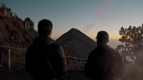 Malerische-Aussicht-Auf-Zwei-Männer,-Die-Den-Vulkan-Fuego-Vom-Basislager-Acatenango-In-Guatemala-Aus-Beobachten