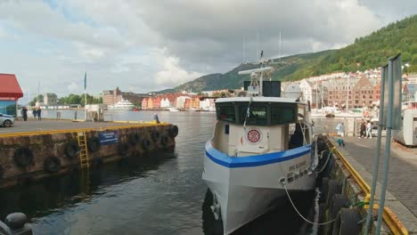 Bergens-Maritime-Anziehungskraft:-Eine-Lebendige-Hafenszene,-Die-Boote-Und-Das-Architektonische-Erbe-Norwegens-Hervorhebt