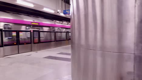 Metro-Tren-Cruzando-La-Estación-De-Metro-Por-La-Noche-Desde-Un-ángulo-Plano