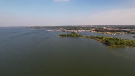 Redaktionelle-Luftaufnahmen-Vom-Anflug-Auf-Den-Eagle-Point-Marina-Am-Lake-Lewisville,-Texas