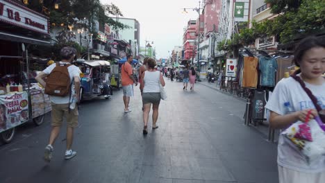 POV:-Spaziergang-Auf-Der-Belebten,-Schmalen-Touristenstraße-Thanon-Khao-San-In-Bangkok