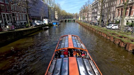 Boot-Schneidet-Durch-Die-Kanäle-Von-Amsterdam