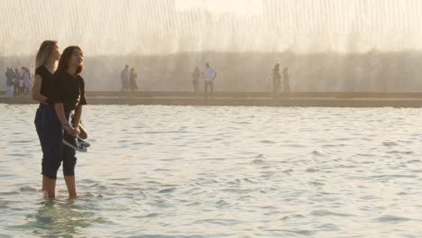 Menschen,-Die-Am-Brunnen-Auf-Dem-Unabhängigkeitsplatz-In-Taschkent,-Der-Hauptstadt-Usbekistans,-Spazieren