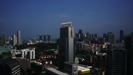 Cielo-Azul-Sobre-El-Horizonte-De-Singapur-Con-Marina-Bay-Sands-En-La-Distancia