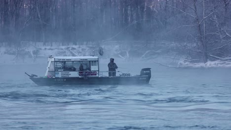 Fischerboot-Nebliger-Morgen-Winter-Fluss-Fischer-Schnee