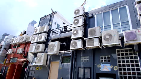 Mehrfach-Klimaanlage-Zur-Wandmontage,-Die-Außerhalb-Der-Wand-Eines-Zweistöckigen-Gebäudes-Platziert-Wird