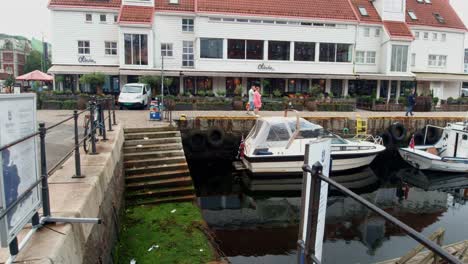 Olivia-Zachariasbryggen-Restaurant-and-Harbour-Views-of-Boats-Docked-in-Bergen,-Norway