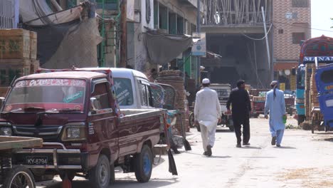 Blick-Auf-Die-örtliche-Straße-In-Karachi-Mit-Menschen,-Die-Im-Hintergrund-Laufen