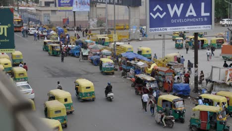 Roller-Vorbeifahrenden-Verkehr-Auf-Stark-Befahrener-Straße,-Delhi,-Indien
