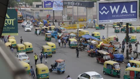 Tuk-Tuk-Vorbeifahrenden-Verkehr-Auf-Stark-Befahrener-Straße,-Delhi,-Indien