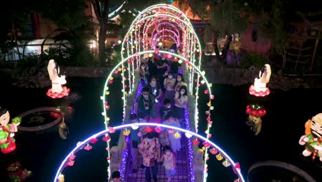 Besucher-Aus-Der-Vogelperspektive,-Die-über-Eine-Mit-Lichtern-Geschmückte-Brücke-Gehen-Und-Während-Des-Mittherbstfestes-Eine-Nächtliche-Laternenshow-Im-Wong-Tai-Sin-Tempel-Genießen