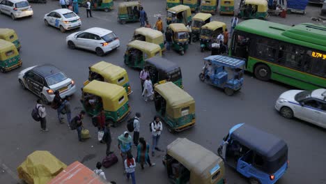 Gente-Esperando-El-Autobús-En-El-Tráfico-Intenso,-Delhi,-India
