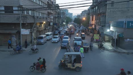 Tráfico-Intenso-Que-Pasa-En-Saddar,-Karachi-Durante-Las-Primeras-Horas-De-La-Tarde.